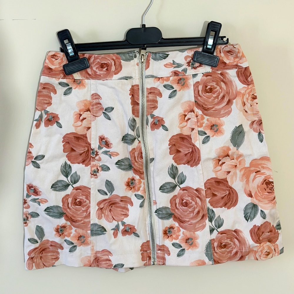 Forever 21 Women’s white and pink skirt